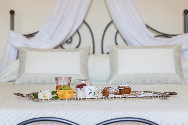 foto di vassoio con colazione a letto